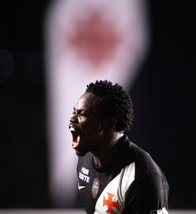 Com um a menos, Vasco vence Vitória pelas quartas da Copa do Brasil