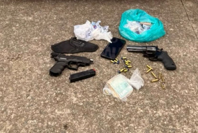 PM prende dois homens e apreende armas e drogas no Habitat, em Três Rios