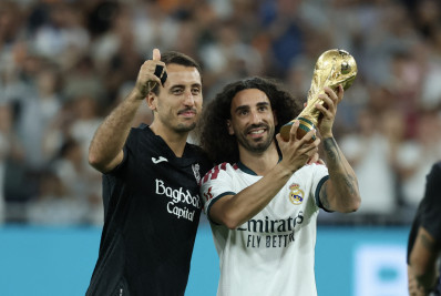 Vídeo! Campeões exibem taça da Copa do Mundo em jogo do Real Madrid