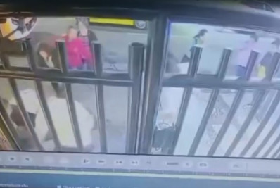 Vídeo: Estrutura metálica cai sobre mulher e criança em Copacabana