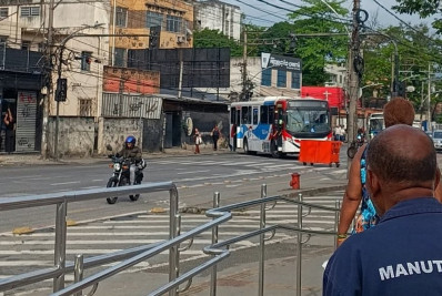 Ônibus são usados como barricadas em vias de Cascadura e Piedade