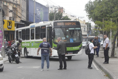 Mais de 15 ônibus são usados como barricadas em vias da Zona Norte