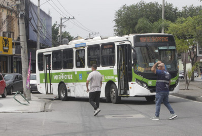 Confira imagens de ônibus e caminhão usados como barricadas