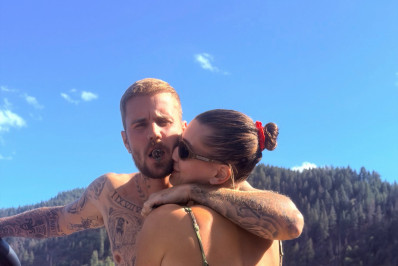 Justin e Hailey Bieber exibem boa forma em fotos românticas