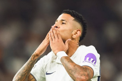 Sávio brilha com gol e assistência em estreia pelo Tottenham