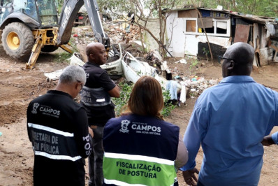 Força-tarefa retira lixos e pessoas em estrutura de risco