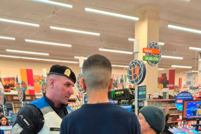 Mulher é presa por suspeita de injúria racial em supermercado da Barra