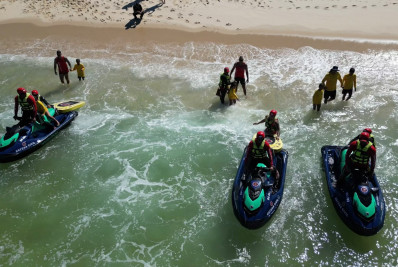 Projeto gratuito de Maricá prepara moradores com aulas de surfe e técnicas de salvamento no mar