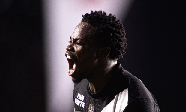 Com um a menos, Vasco vence Vitória pelas quartas da Copa do Brasil