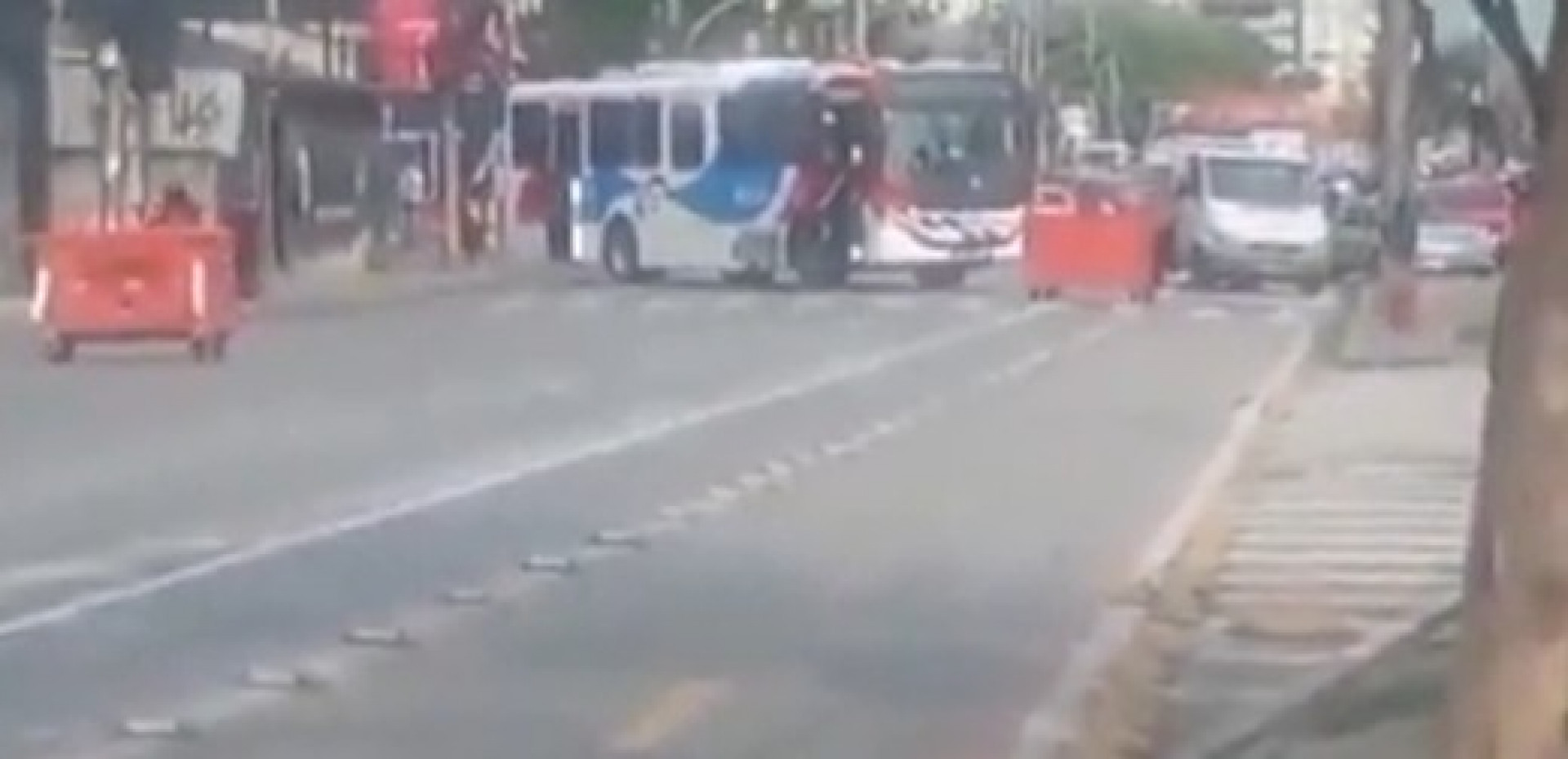 Ônibus bloqueou a Avenida Ernani Cardoso, em Cascadura - Reprodução / Redes Sociais