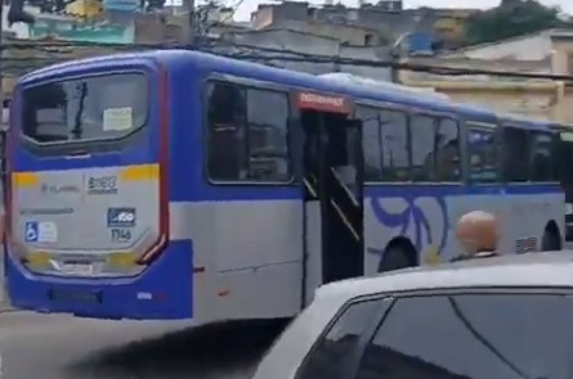 Ônibus bloquearam a Rua Clarimundo de Melo - Reprodução / Redes Sociais