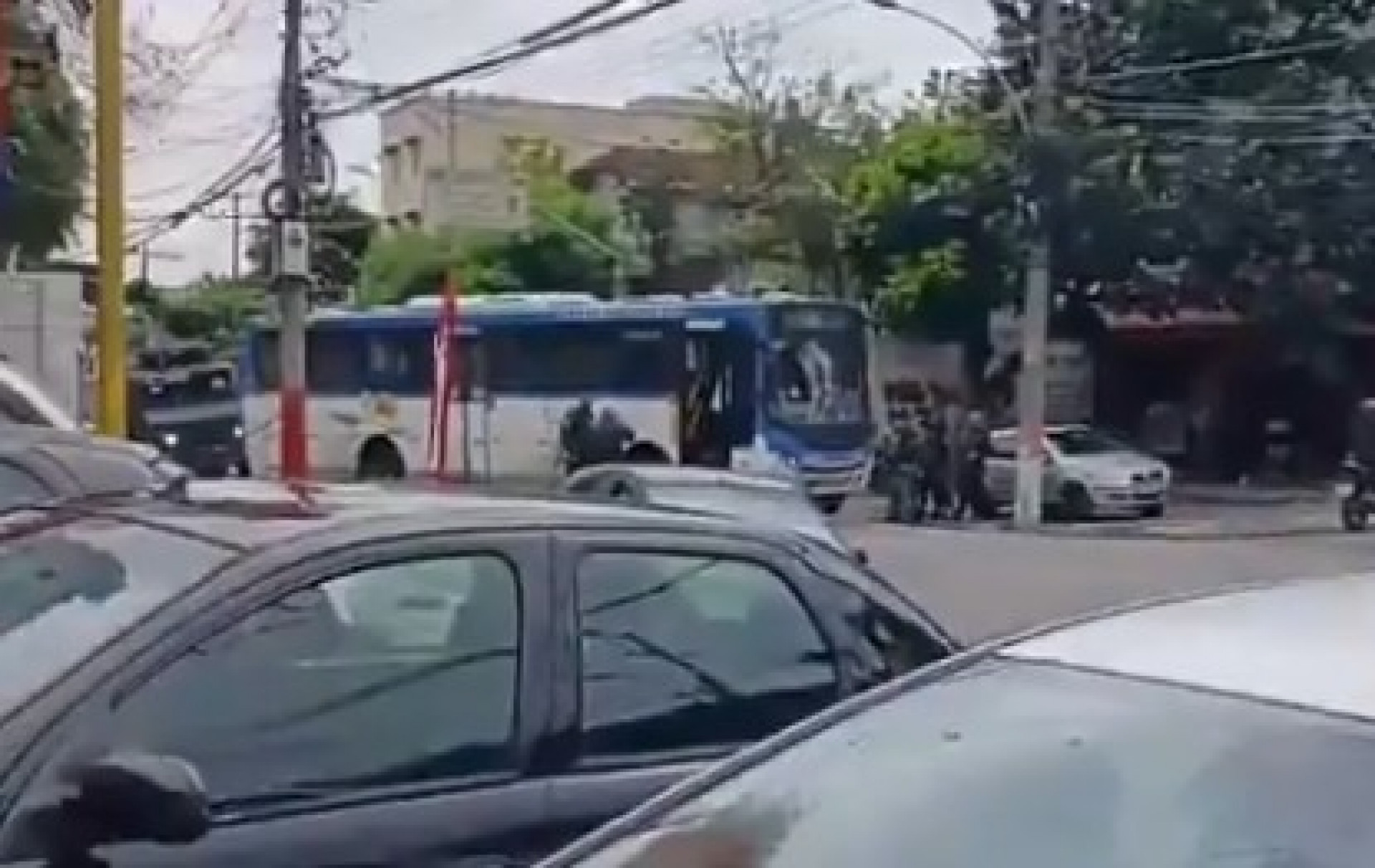 Ônibus bloquearam a Rua Clarimundo de Melo - Reprodução / Redes Sociais