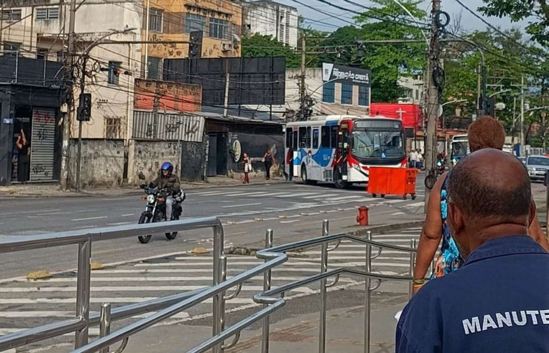 Criminosos usaram ônibus como barricada na Avenida Ernani Cardoso - Reprodução / Redes Sociais