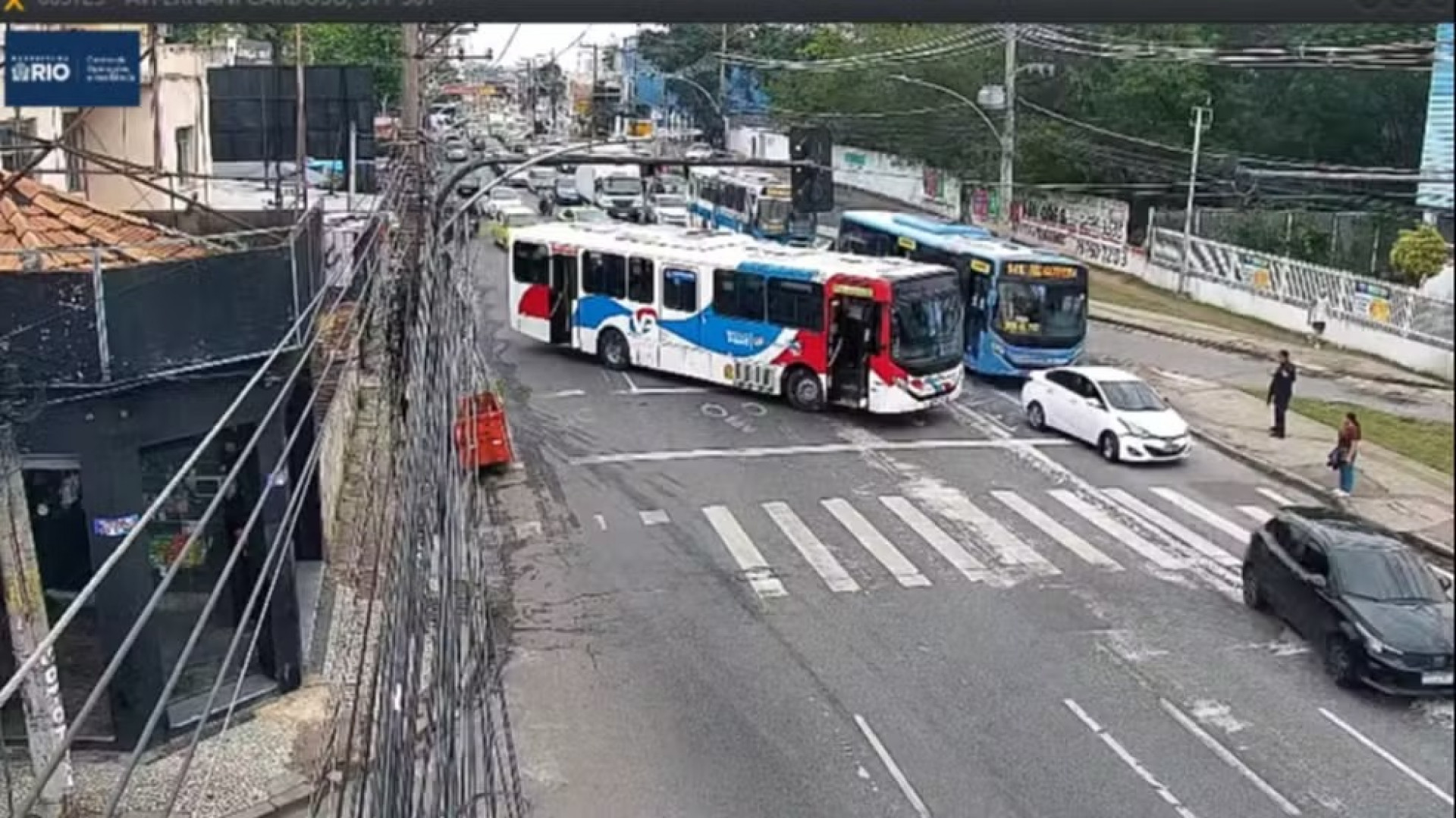 Ônibus foi usado como barricada na Avenida Ernani Cardoso, em Cascadura - Reprodução