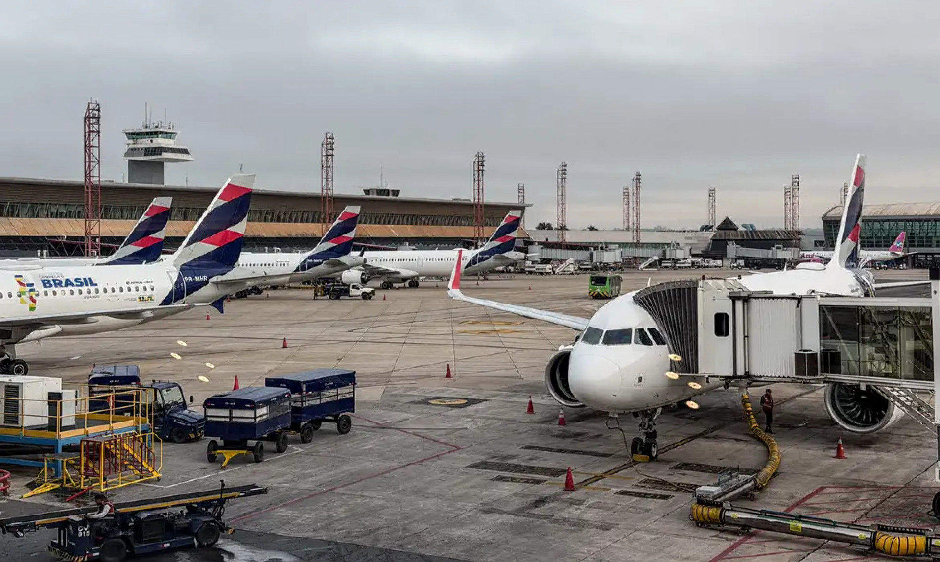 Anvisa atualiza regras de segurança sanitária para aviões e aeroportos - QTU Questões do Universo