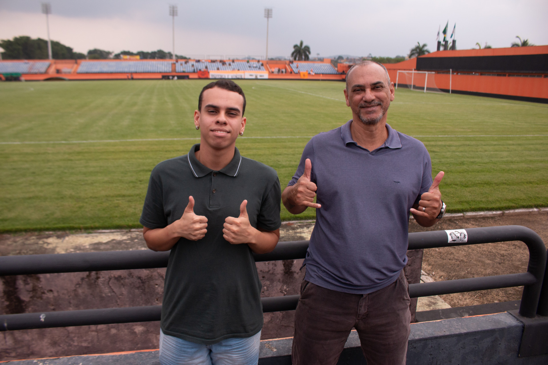 Pai e filho, Matheus e Paulo Santos, apaixonados pelo futebol - Carlos Elias Junior/Ag&ecirc;ncia O Dia