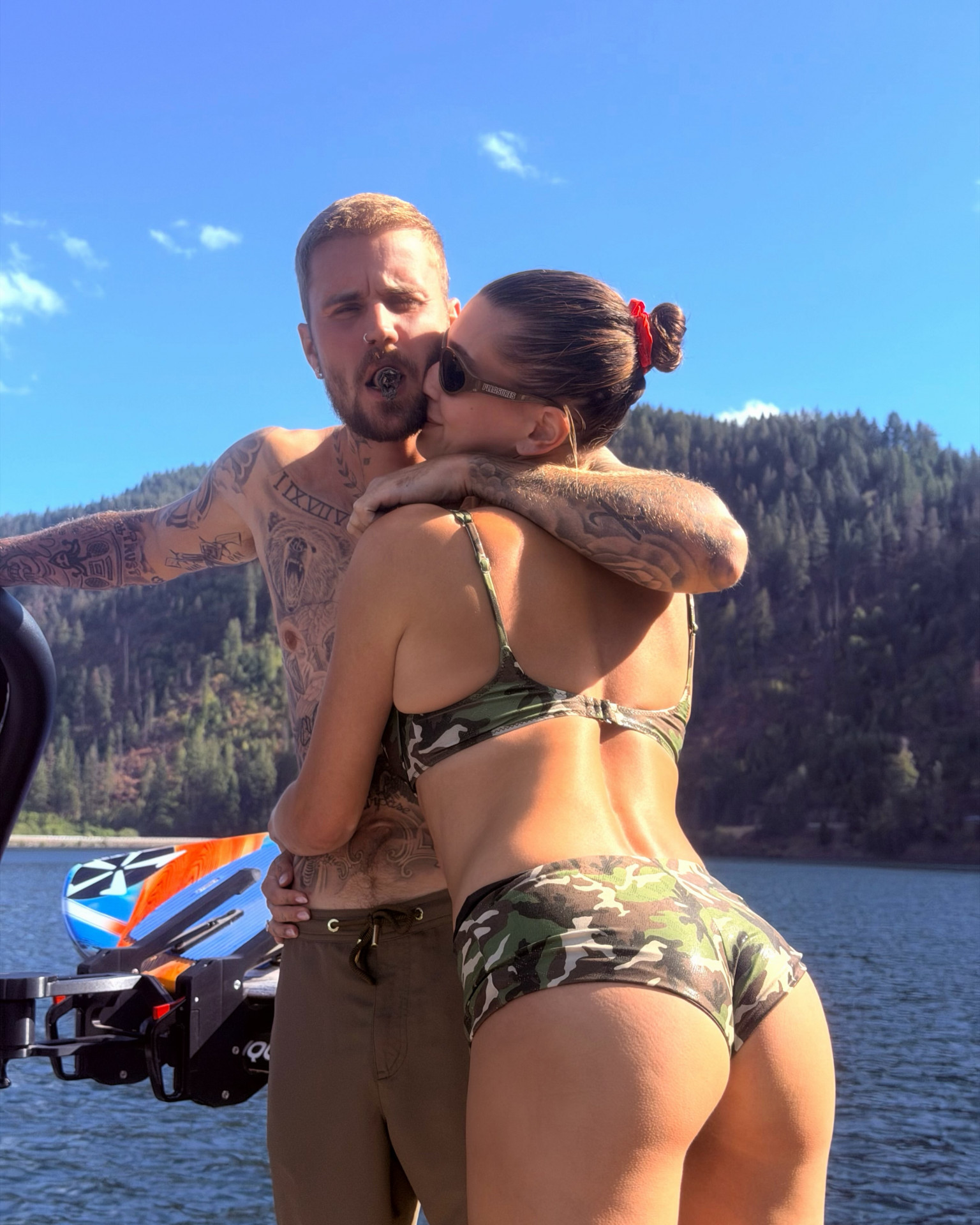 Justin Bieber posa coladinho com a mulher, Hailey   - Reprodu&ccedil;&atilde;o do Instagram