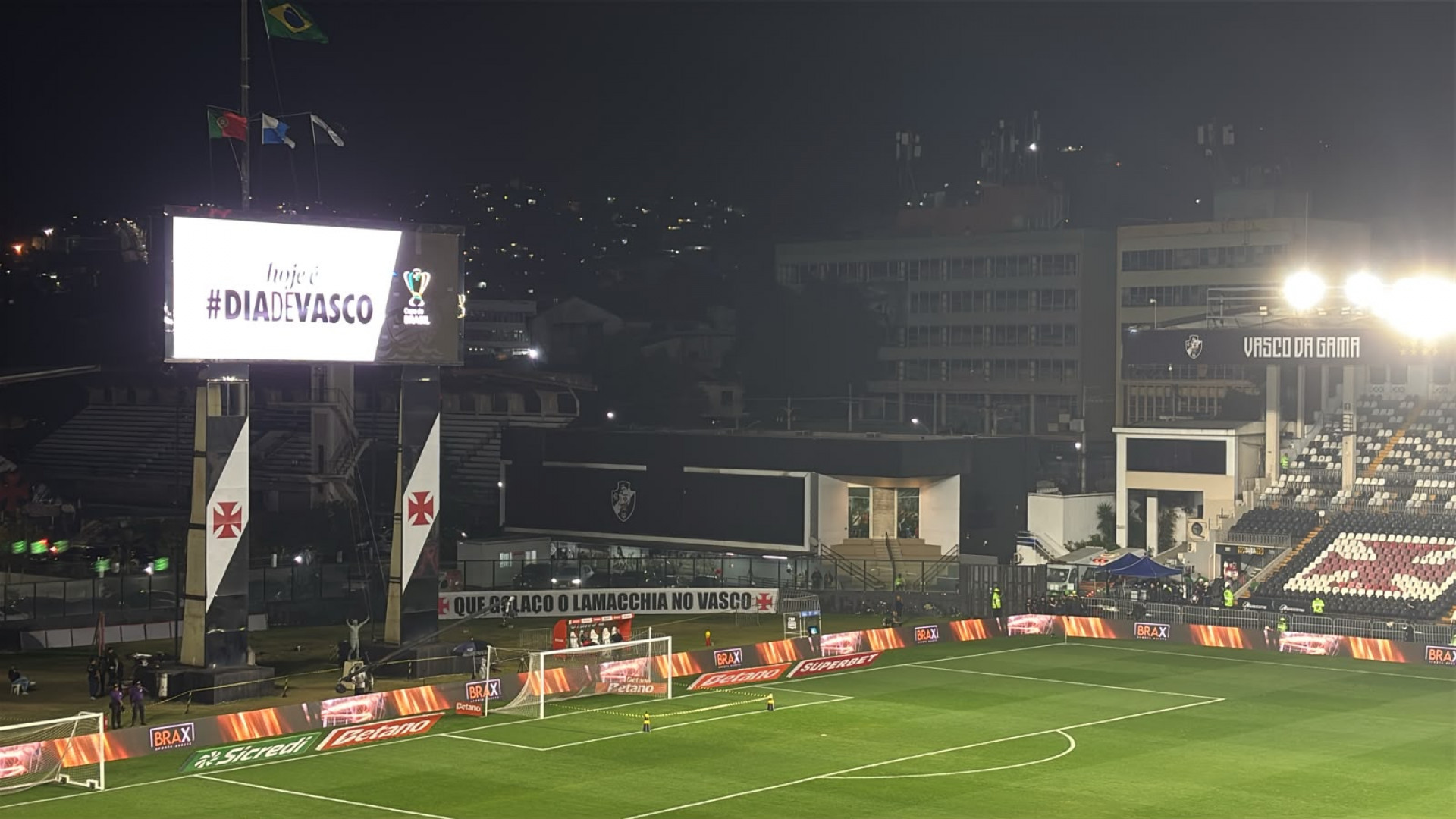 Placa com a frase 'Que golaço o Lamacchia no Vasco' estendida em São Januário - João Alexandre Borges / Agência O Dia