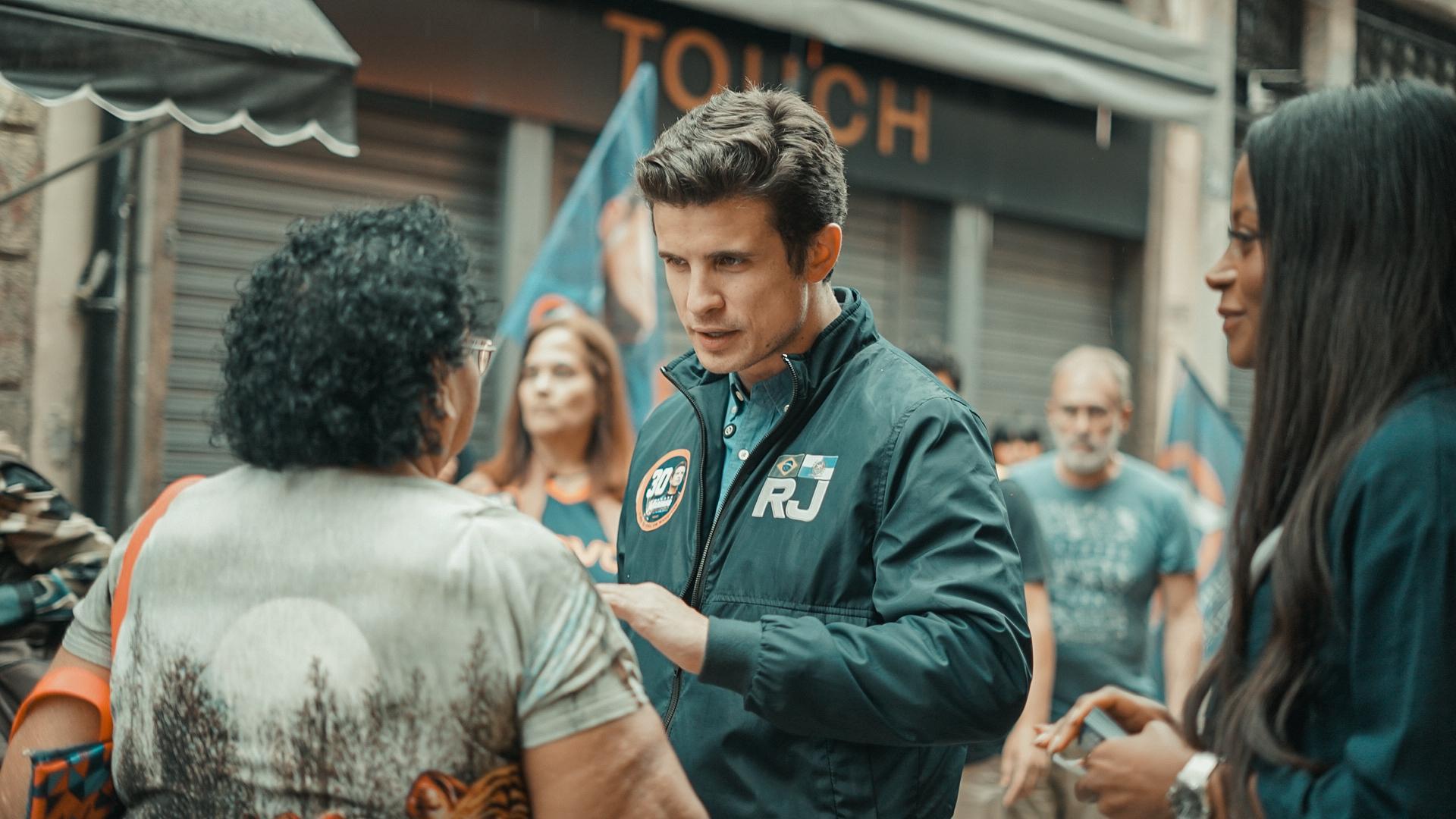 André Marinho (Novo) iniciou o dia realizando corpo a corpo na Central do Brasil - Divulgação/ Guilherme Loiola