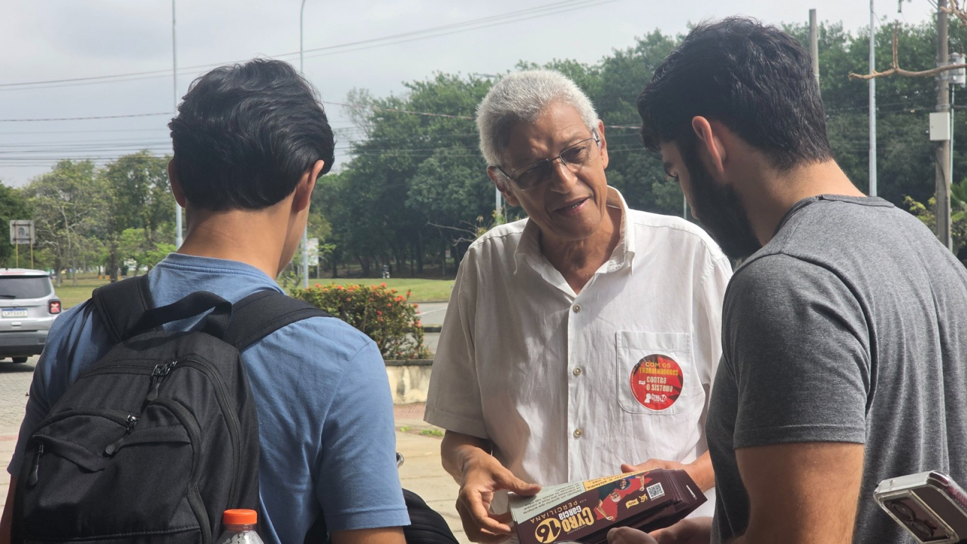 Cyro Garcia conversou com estudantes no Restaurante Universitário Central da UFRJ - Divulgação