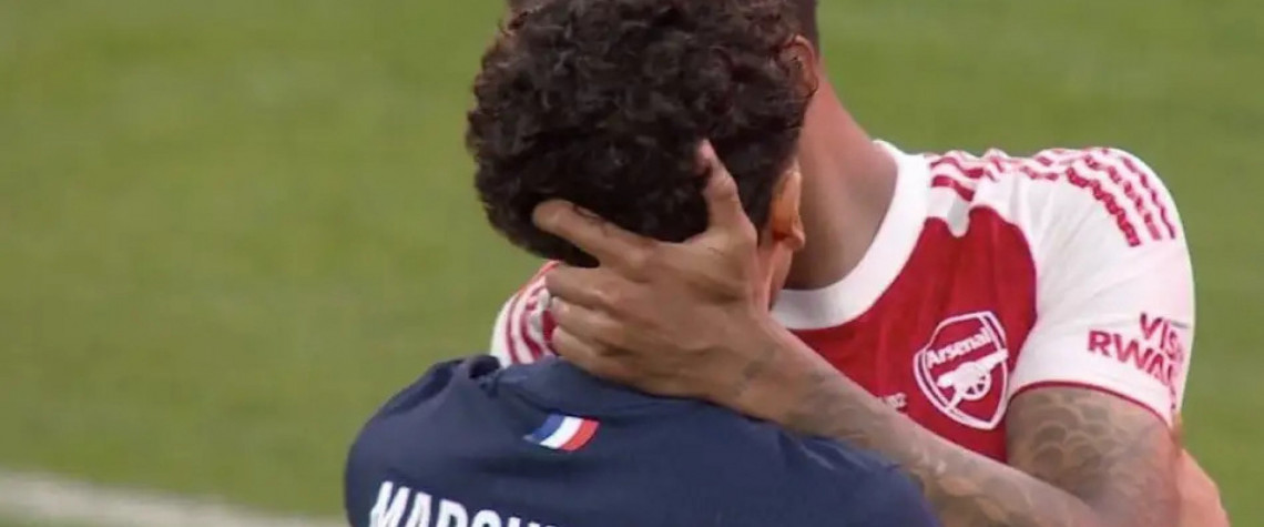 Marquinhos consola Gabriel Magalh&atilde;es ap&oacute;s erro em p&ecirc;nalti em PSG x Arsenal - Reprodu&ccedil;&atilde;o / X