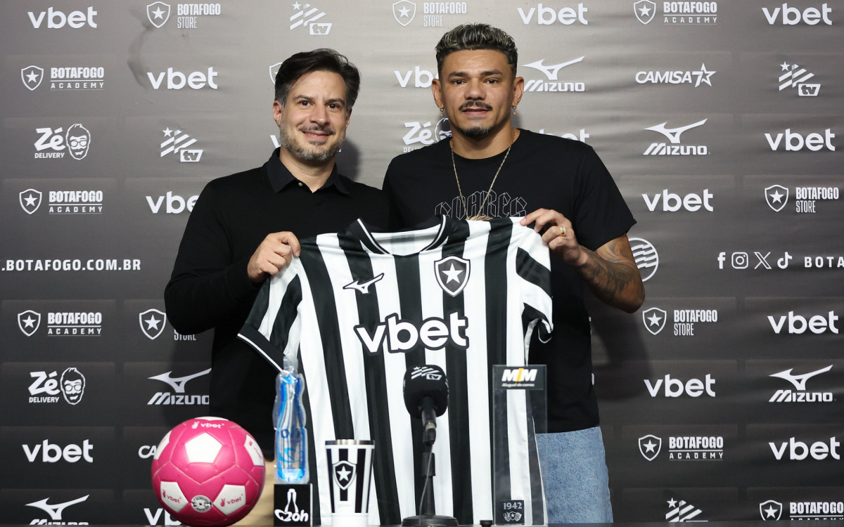 Léo Coelho ao lado de Tiquinho Soares
