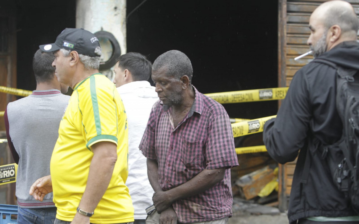 Antônio Carlos Freitas, dono da borracharia, estava soldando quando o incêndio começou