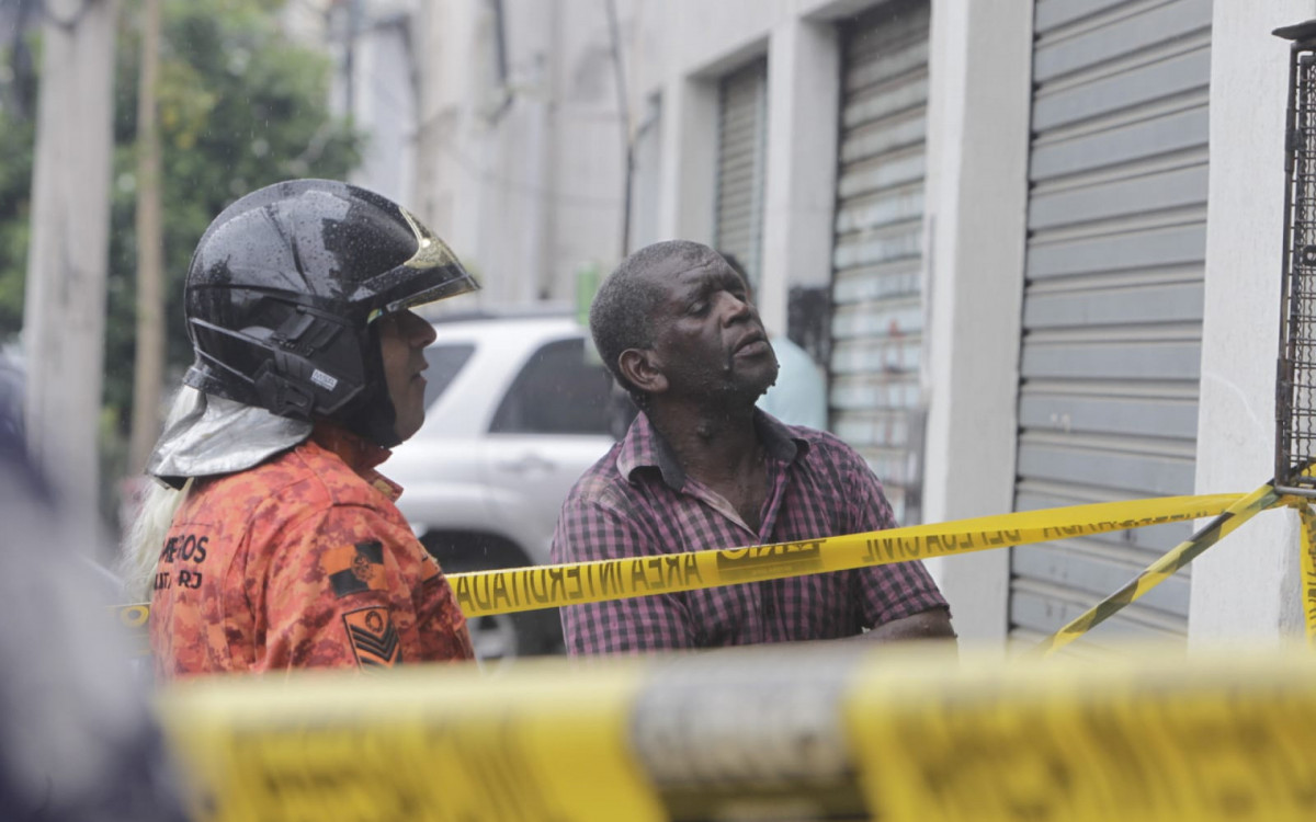 Antônio Carlos Freitas, dono da borracharia, estava soldando quando o incêndio começou