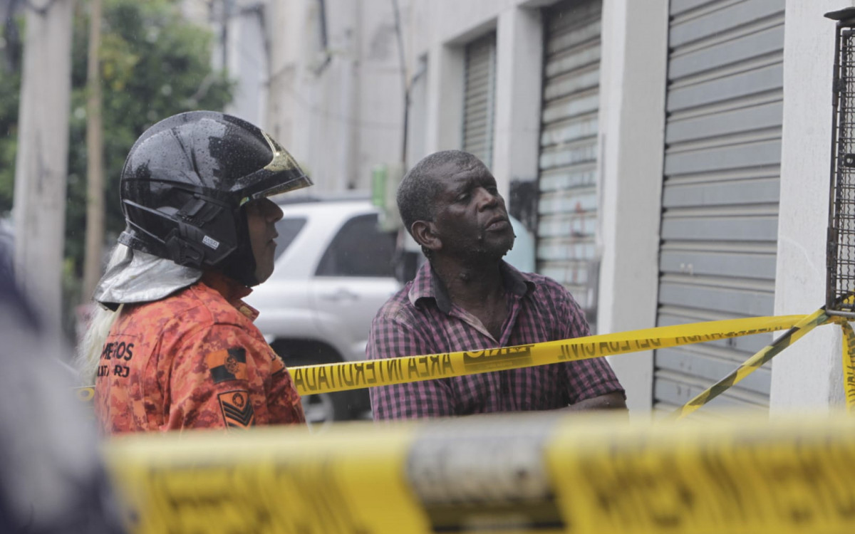 Antônio Carlos Freitas, dono da borracharia, estava soldando quando o incêndio começou