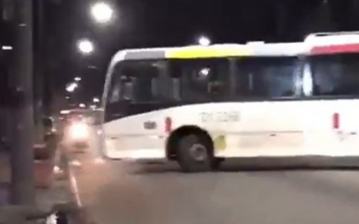 &Ocirc;nibus tiveram que voltar na contram&atilde;o na Estrada Marechal Miguel Salazar Mendes de Moraes