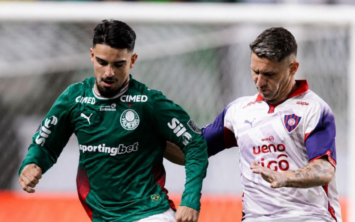 Centroavante Flaco López em ação pelo Palmeiras