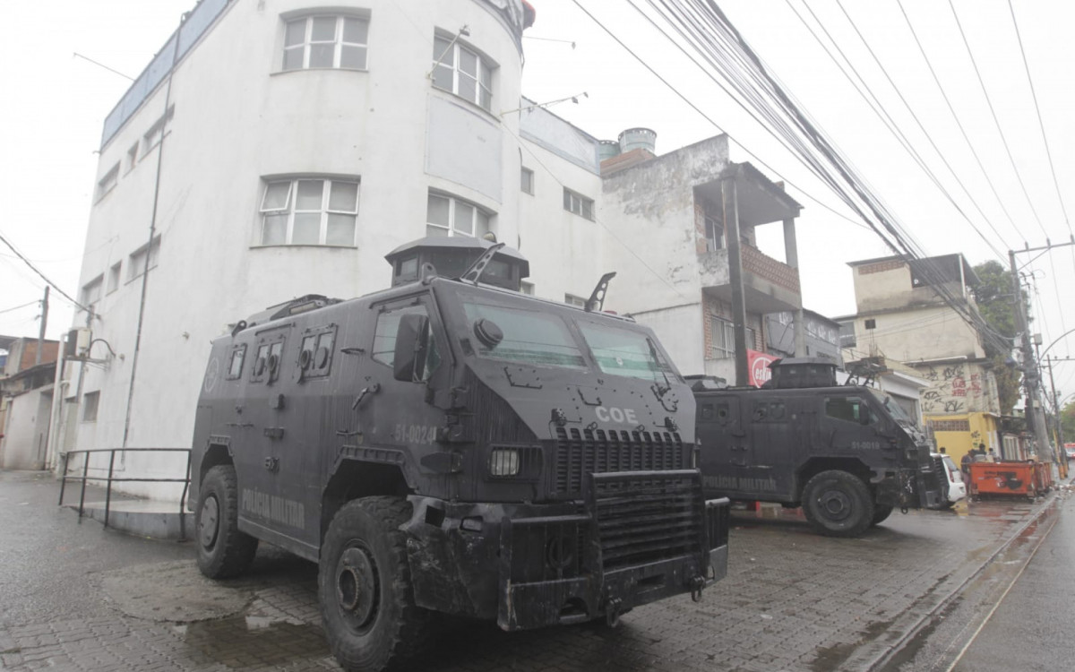 Veículo blindado parado na entrada da comunidade
