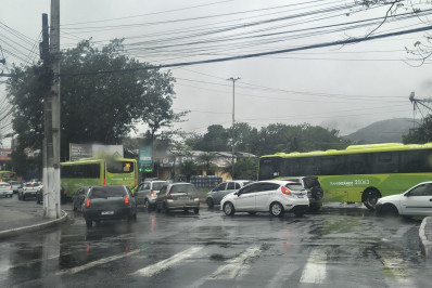 Acidentes e chuva deixam trânsito lento em diferentes pontos da cidade