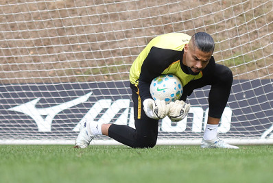 Com curativo no queixo, Warleson retoma treinos no Botafogo