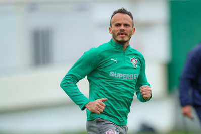 Renê volta a sorrir com Marcão e retoma titularidade no Fluminense