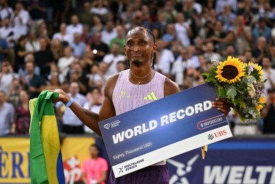 Alison dos Santos bate recorde mundial dos 400m com barreiras