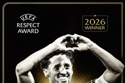 Marquinhos recebe prêmio da UEFA por abraço em Gabriel Magalhães