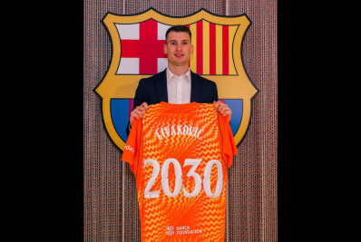 Barcelona oficializa contratação de Livakovic, algoz do Brasil em 2022