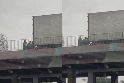 Motoristas se escondem atrás de caminhão em tiroteio na Avenida Brasil