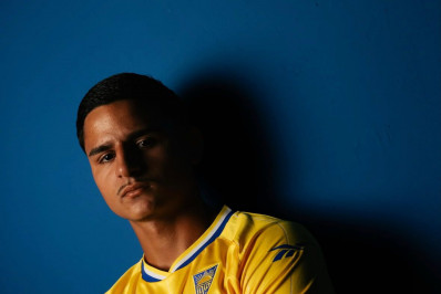 Flamengo confirma transferência de jovem volante para clube português