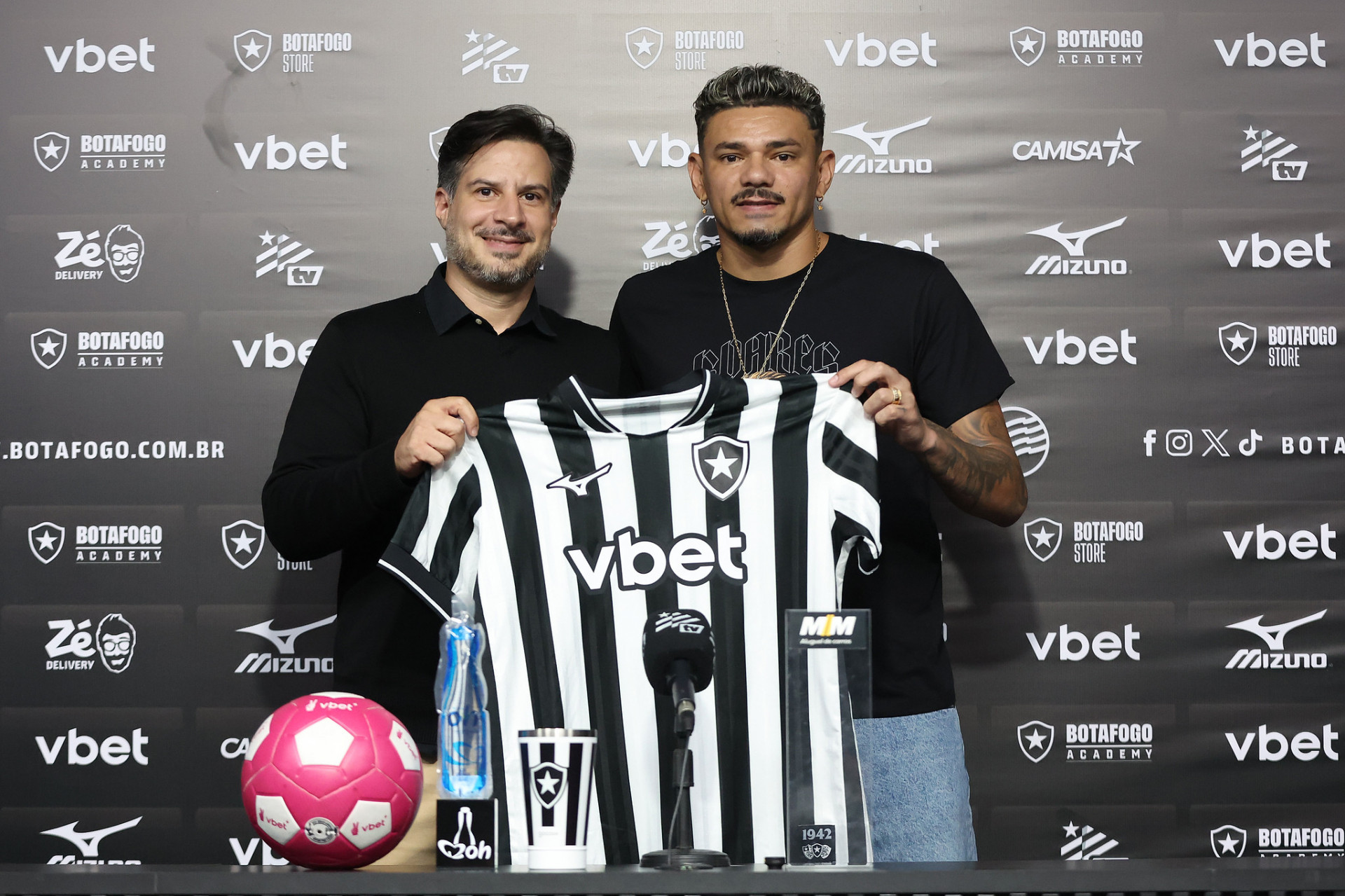 L&eacute;o Coelho ao lado de Tiquinho Soares - V&iacute;tor Silva / Botafogo