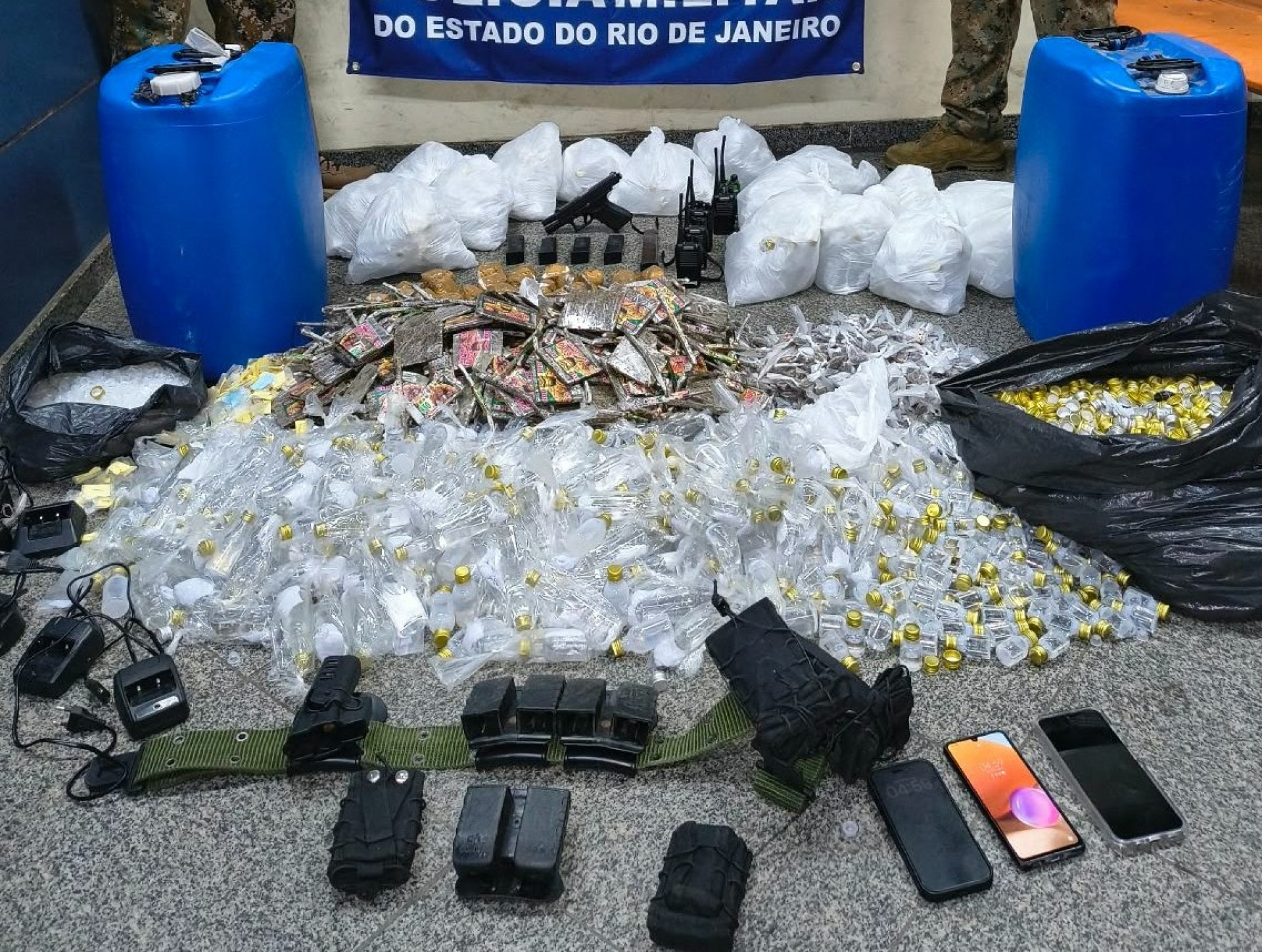 Drogas foram apreendidas em operação na Cidade de Deus - Reprodução / Redes Sociais