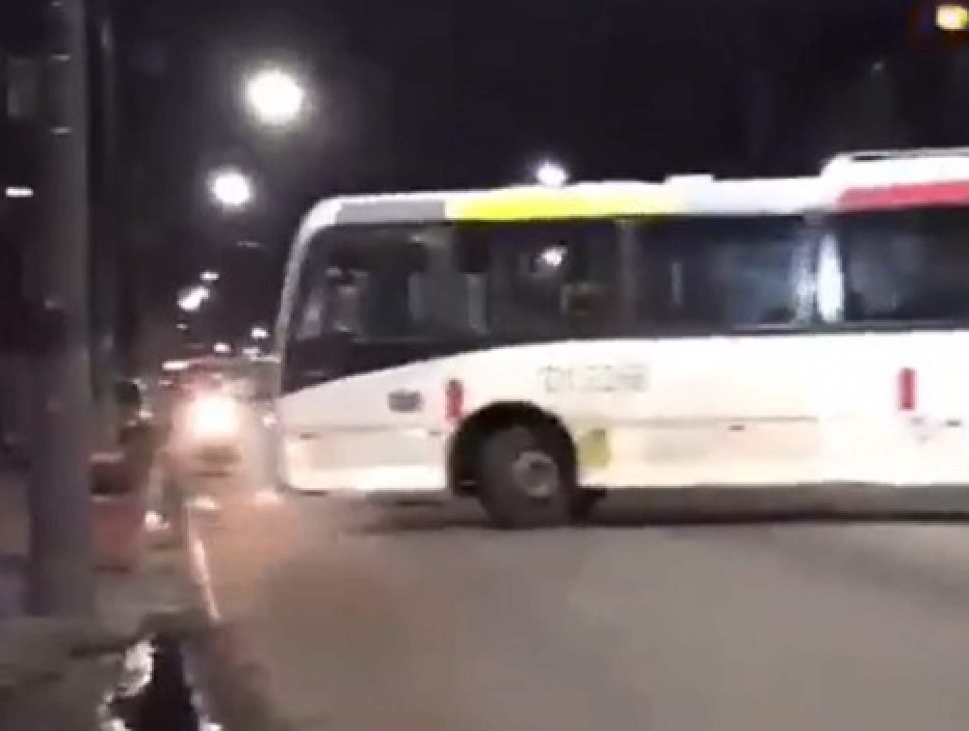 Ônibus tiveram que voltar na contramão na Estrada Marechal Miguel Salazar Mendes de Moraes - Reprodução / Redes Sociais