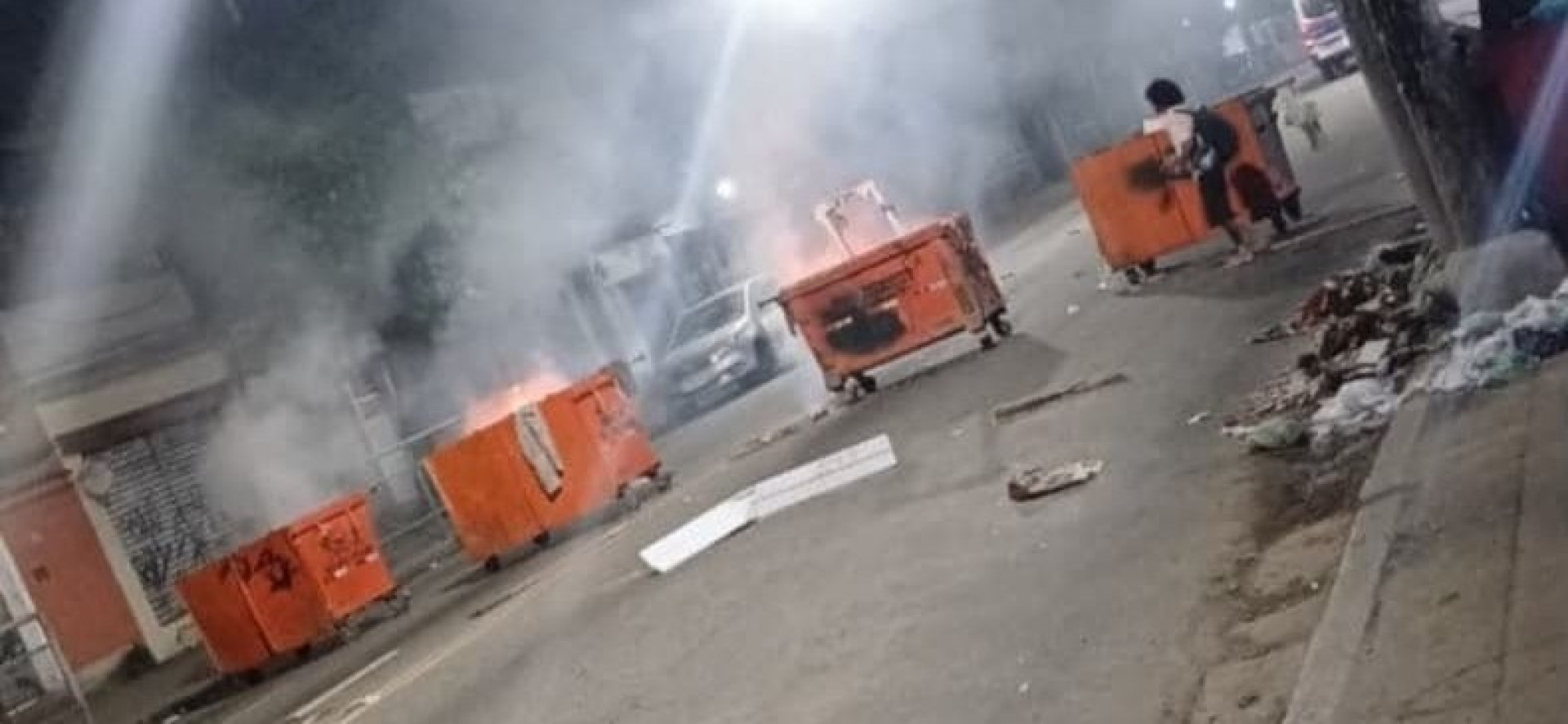 Criminosos colocaram fogo em lixeiras para servir como barricadas na Cidade de Deus - Reprodução / Redes Sociais