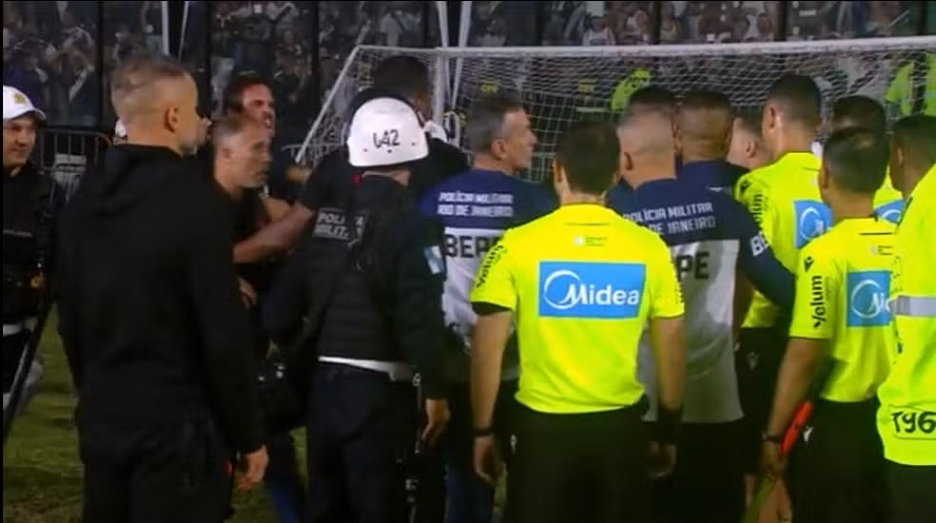 Os diretores Admar Lopes e Felipe Loureiro foram alguns dos vasca&iacute;nos na confus&atilde;o com o &aacute;rbitro Matheus Candan&ccedil;an