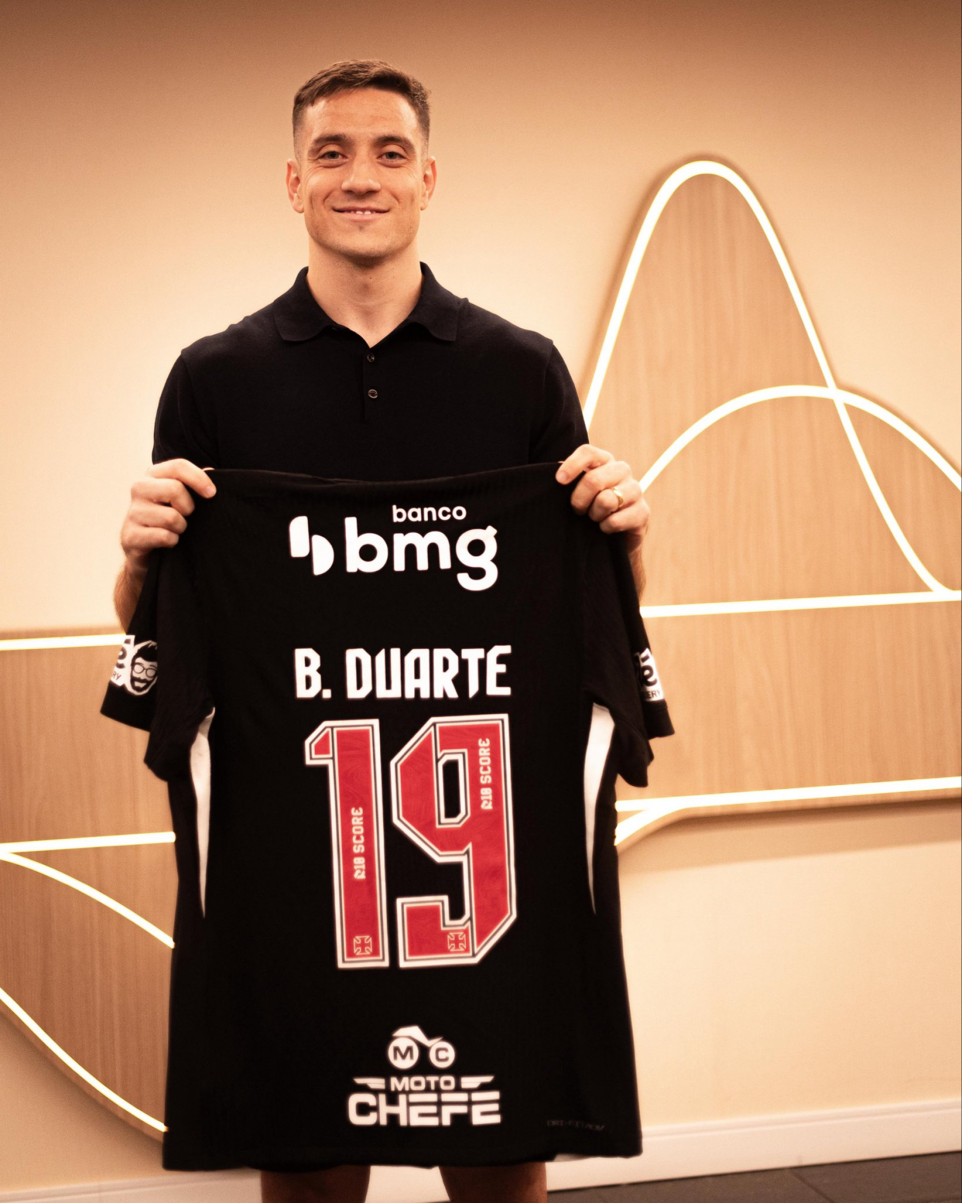 Bruno Duarte com a camisa do Vasco