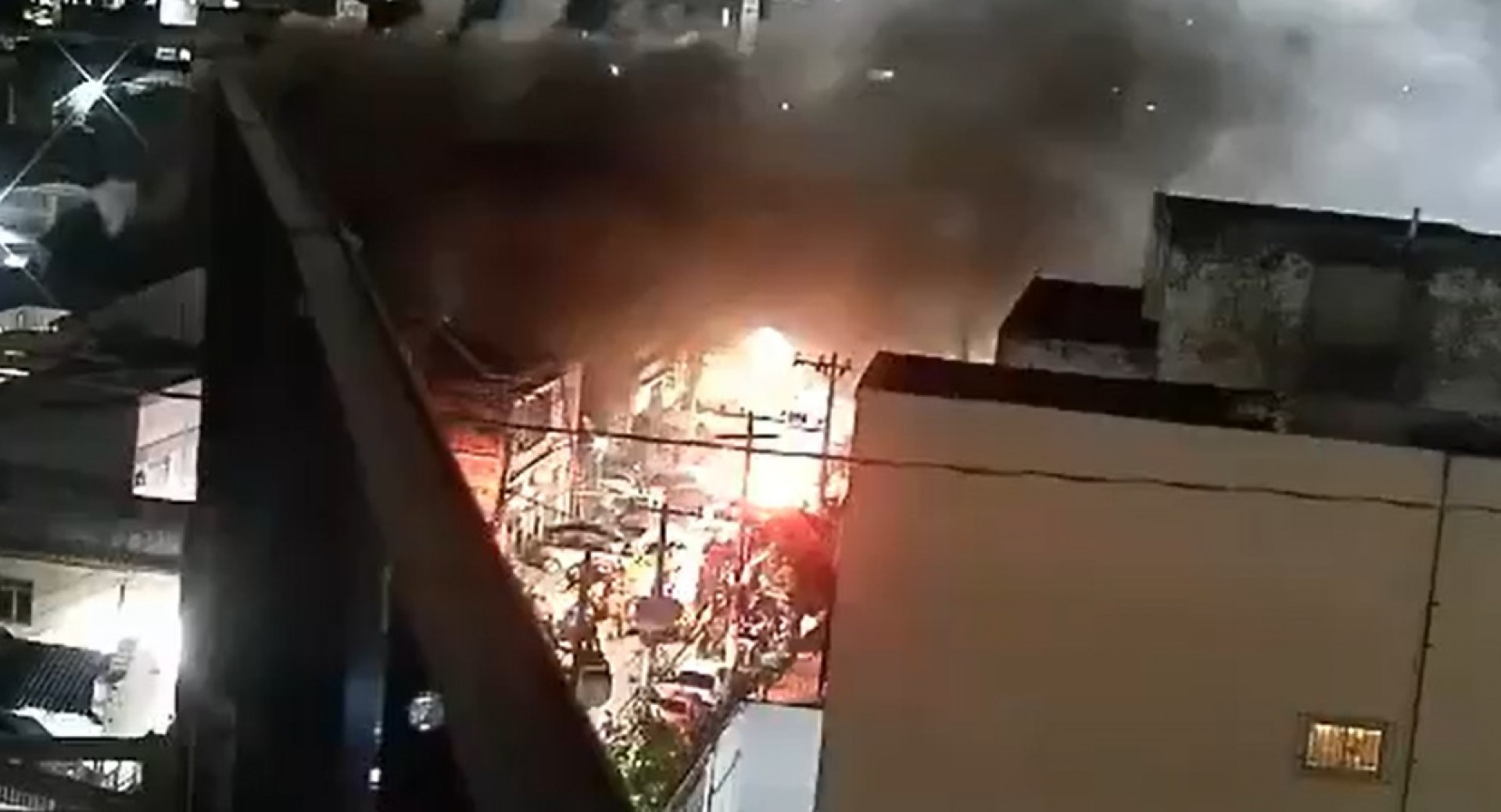 Incêndio atingiu imóvel na Rua do Bonfim, altura da Rua Senador Alencar - Reprodução / Redes Sociais