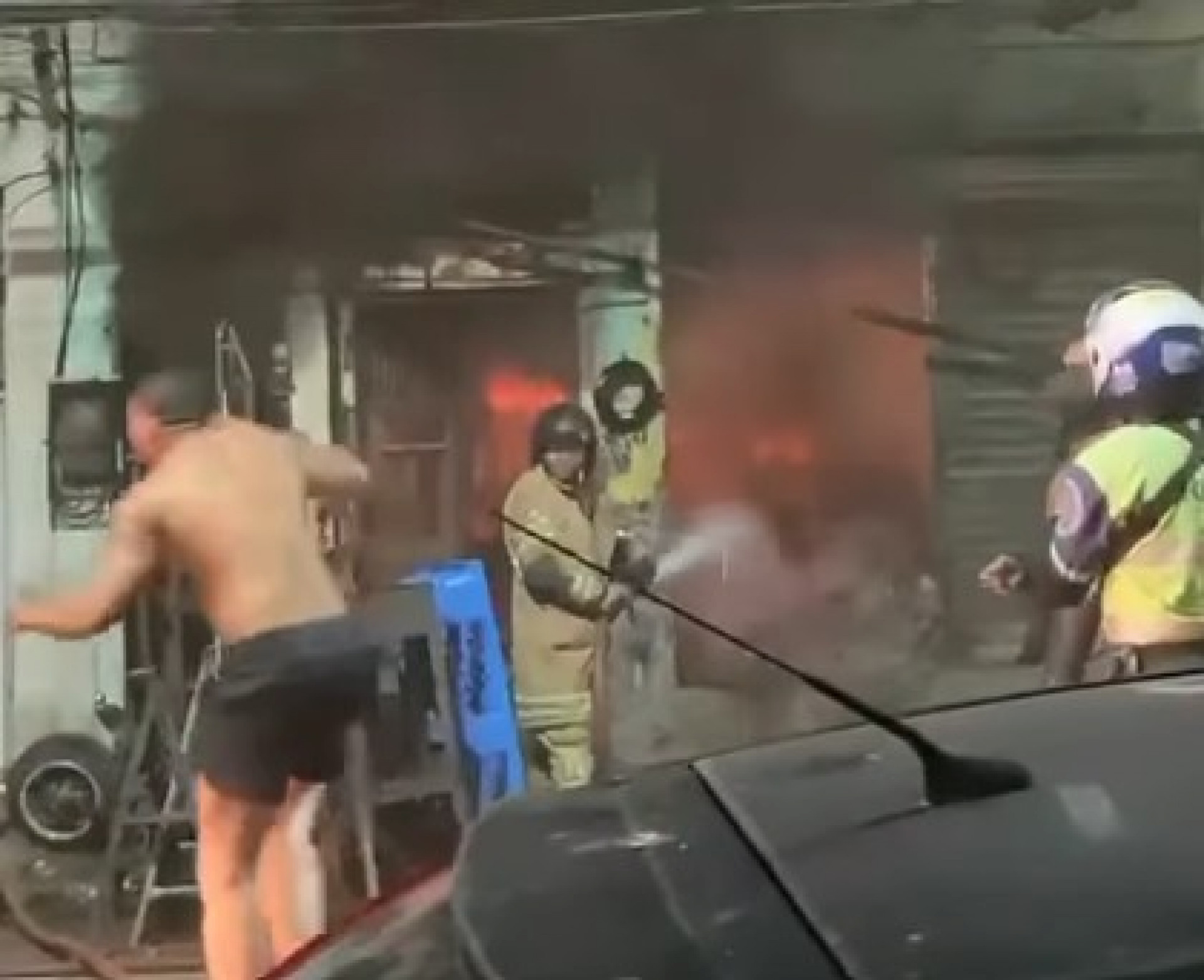 Incêndio atingiu imóvel na Rua do Bonfim, altura da Rua Senador Alencar - Reprodução / Redes Sociais
