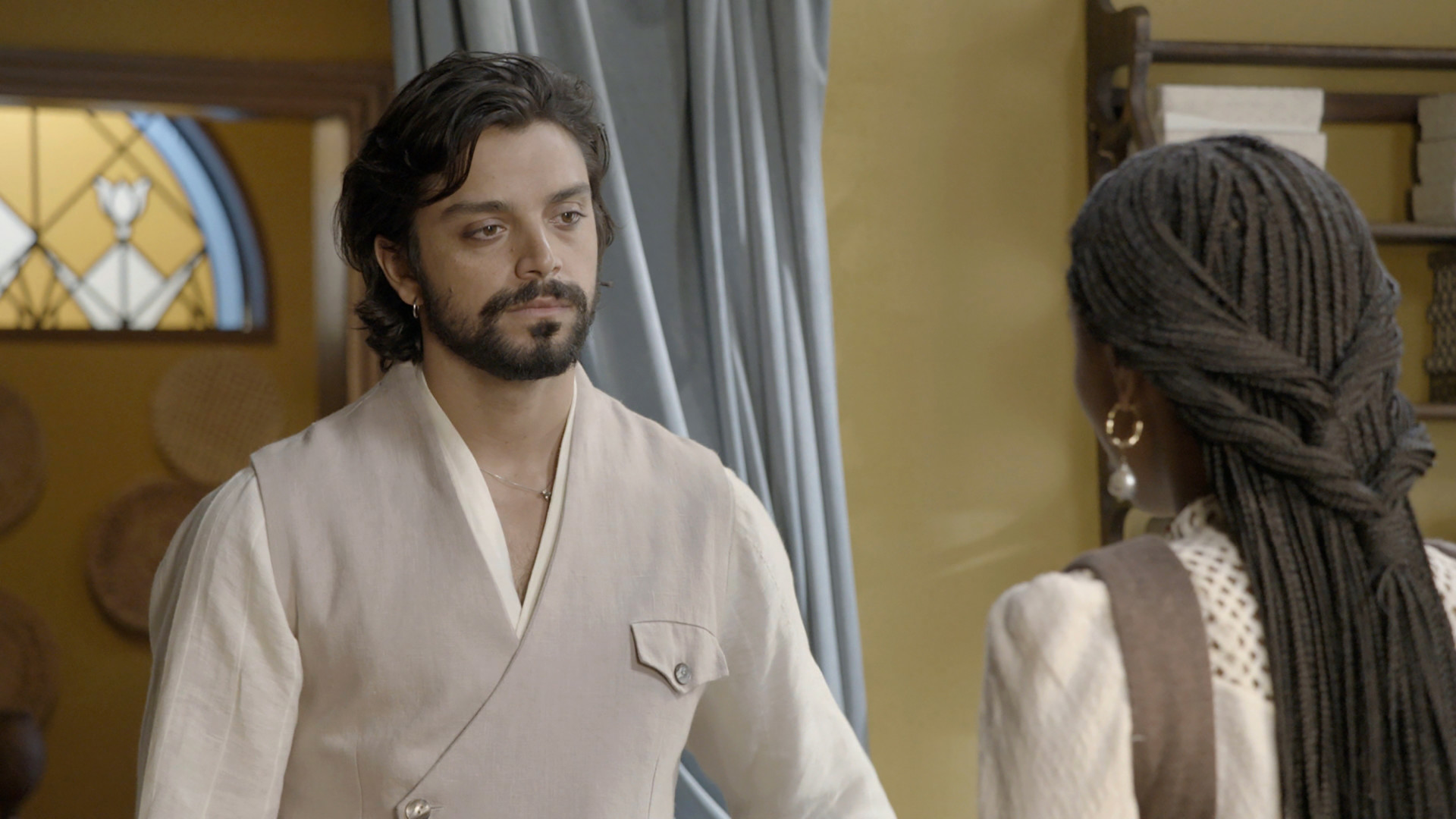 Alika/Lúcia (Duda Santos) impõe limites a Omar (Rodrigo Simas) em 'A Nobreza do Amor' - Globo/ Divulgação