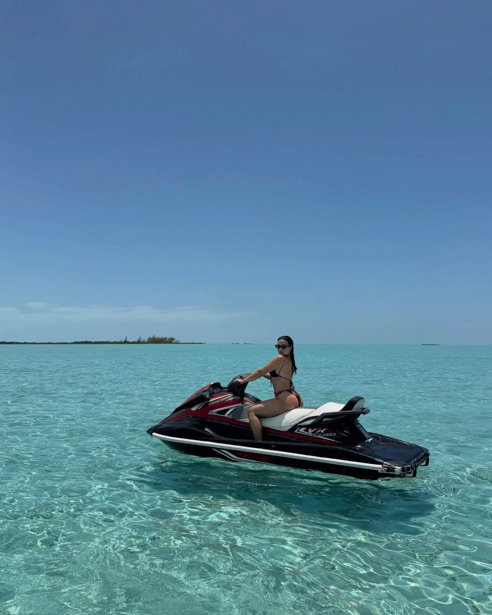Demi Lovato surge de biquíni em jet ski durante viagem nas Bahamas